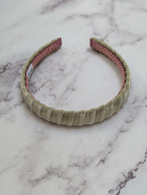 Load image into Gallery viewer, Iris