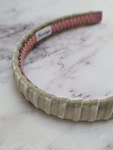 Load image into Gallery viewer, Iris