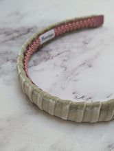 Load image into Gallery viewer, Iris