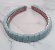 Load image into Gallery viewer, Iris