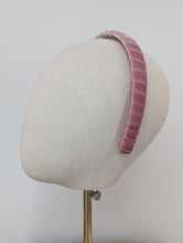 Load image into Gallery viewer, Iris