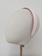 Load image into Gallery viewer, Iris