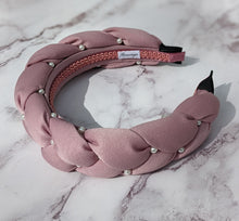 Load image into Gallery viewer, Pevensie Pearl